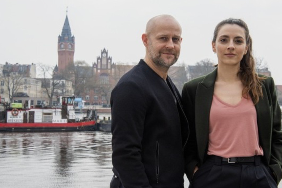 Rober Heffler (Jürgen Vogel, 52) und Kay Freund (Seyneb Saleh, 33) sind in Berlin-Köpenick Verbrechern auf der Spur.