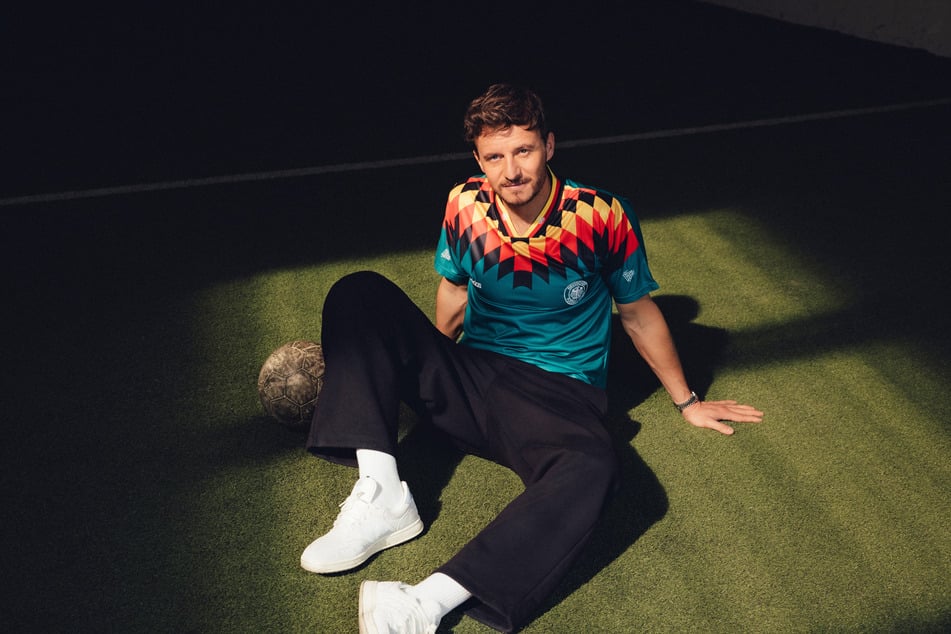 Tommi Schmitt (37) hat passend zur Fußball-WM eine neue Dokumentation im ZDF.