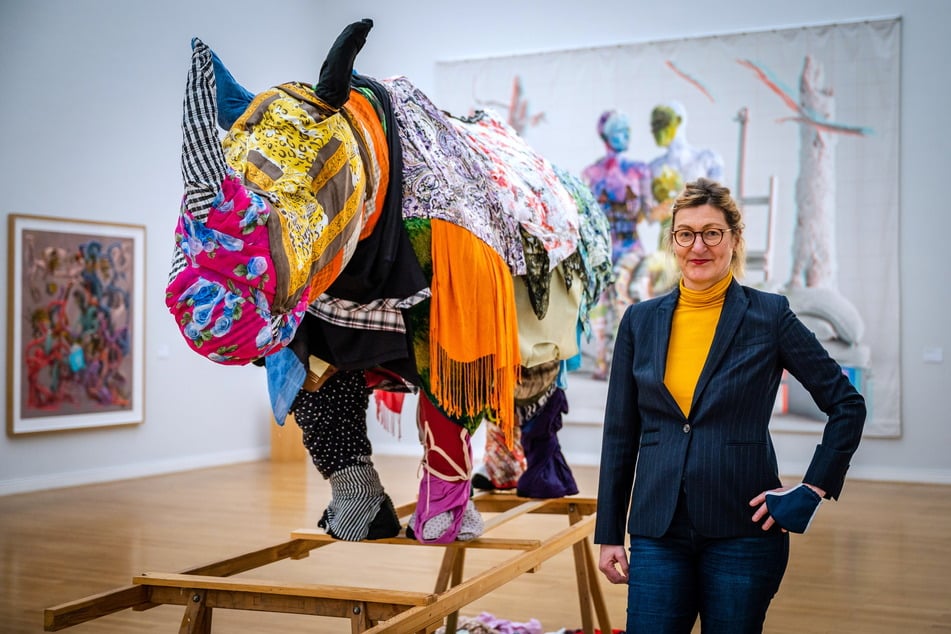 Kuratorin Sabine Maria Schmidt hat das "Dead Game Clothing-Rhino" von Roland Stratmann nach Chemnitz geholt.