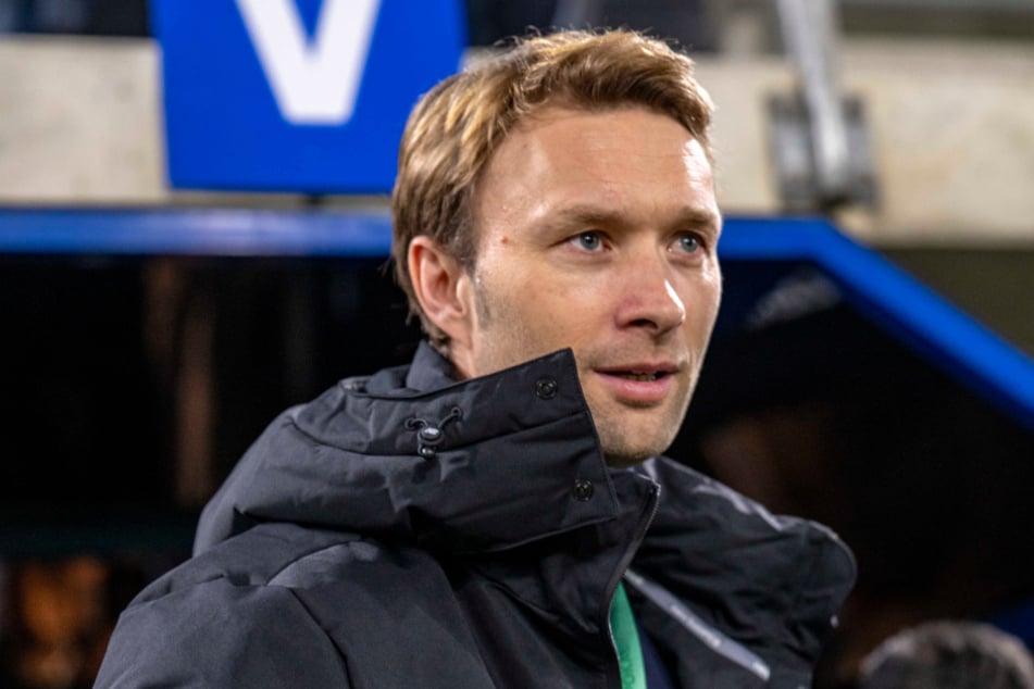 Bayer-Sportchef Simon Rolfes (43) hat einige Details zum Abgang von Granit Xhaka (33) im Sommer verraten.