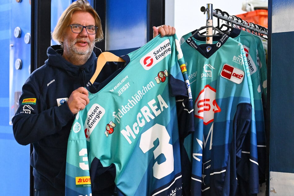 Mannschaftsbetreuer Lennart Halling zeigt eins der begehrten Trikots.