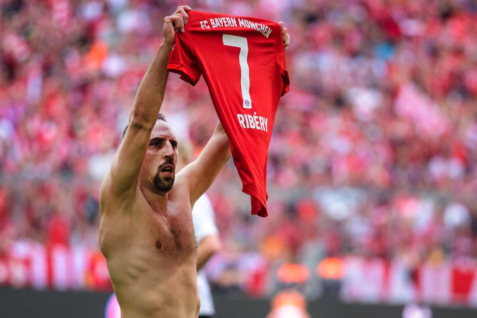 Franck Ribery hält im Mai 2019 beim Abschied von den Bayern-Fans sein Trikot hoch. Aufgrund seiner Vergangenheit beim deutschen Rekordmeister hat sich der Franzose gegen eine Rückkehr in die Bundesliga entschieden.
