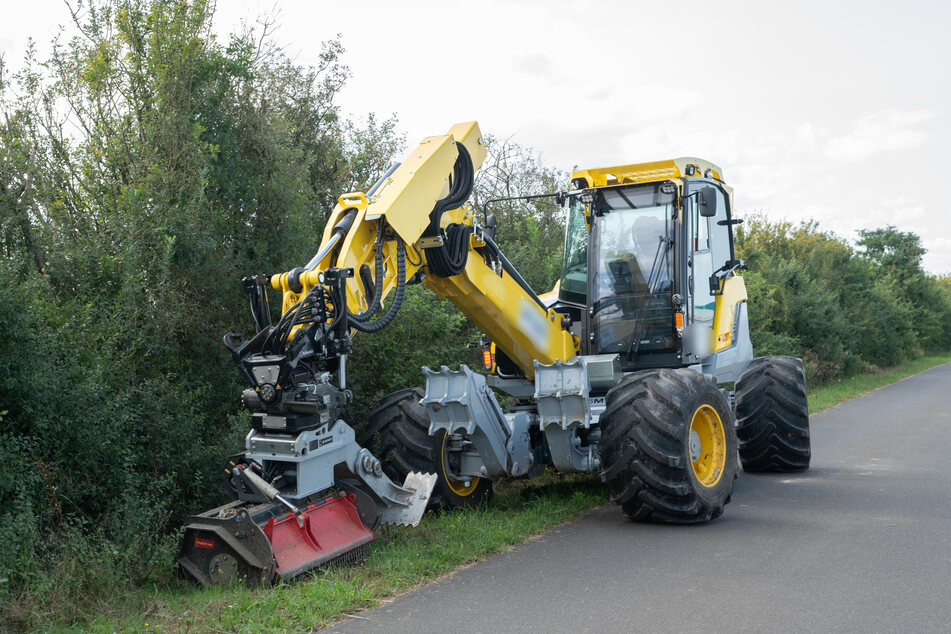 Unter diesen Bagger wurde der Wagen geschoben. Auch der Fahrer des Baustellenfahrzeugs verletzte sich bei dem Unfall schwer.