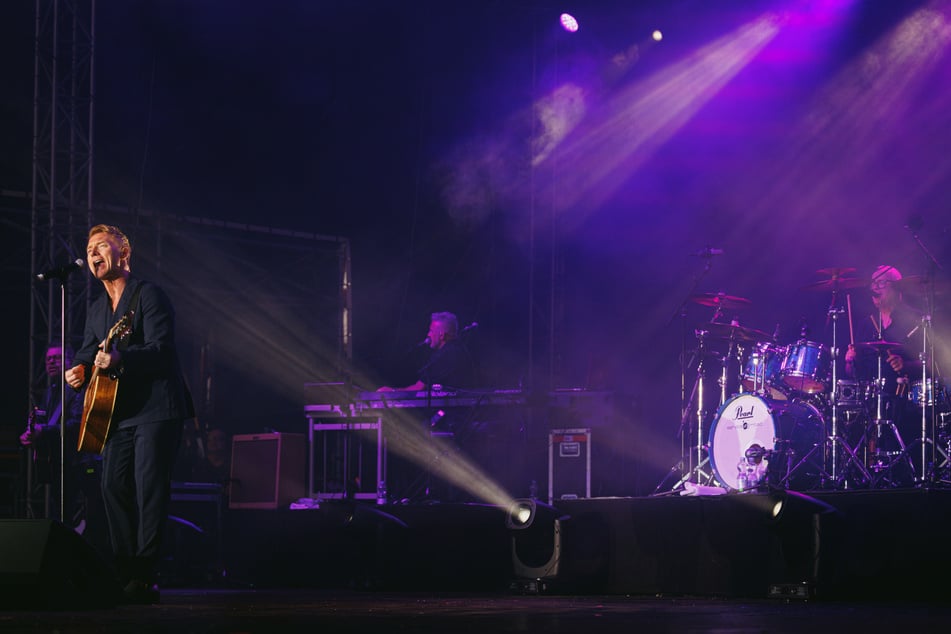 Mit getragenen Balladen an der akustischen Gitarre startete Ronan Keating (48) in der Jungen Garde in sein Musikfestspiel-Konzert.