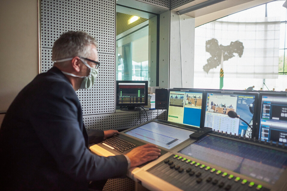 Deutsch-Sächsisch, Sächsisch-Deutsch: Ein Techniker spielt der Software im Landtag Sprachmuster der Abgeordneten vor.