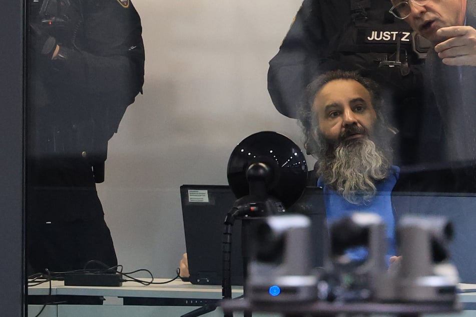 Taleb A. schaut direkt in die Kameras der anwesenden Journalisten.