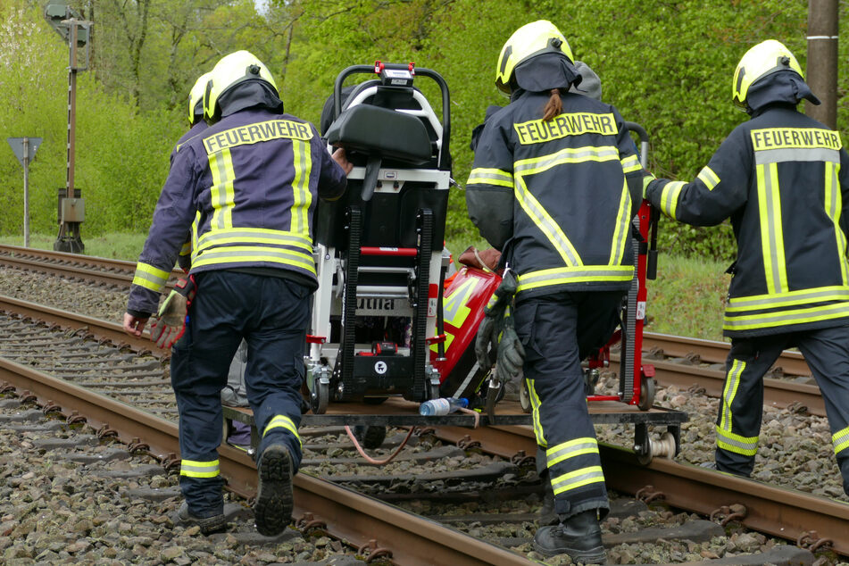 Einsatzkräfte der Feuerwehr befreiten die Fahrgäste nach mehreren Stunden aus dem stehengebliebenen Zug.