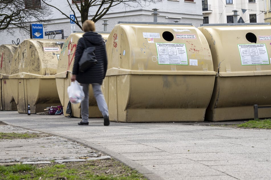 An einer Wertstoffinsel hörten Passanten Geräusche aus einer Kiste. (Symbolbild)