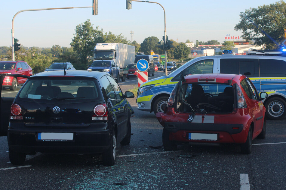 21-Jährige übersieht Polizeiauto und verursacht heftigen Unfall