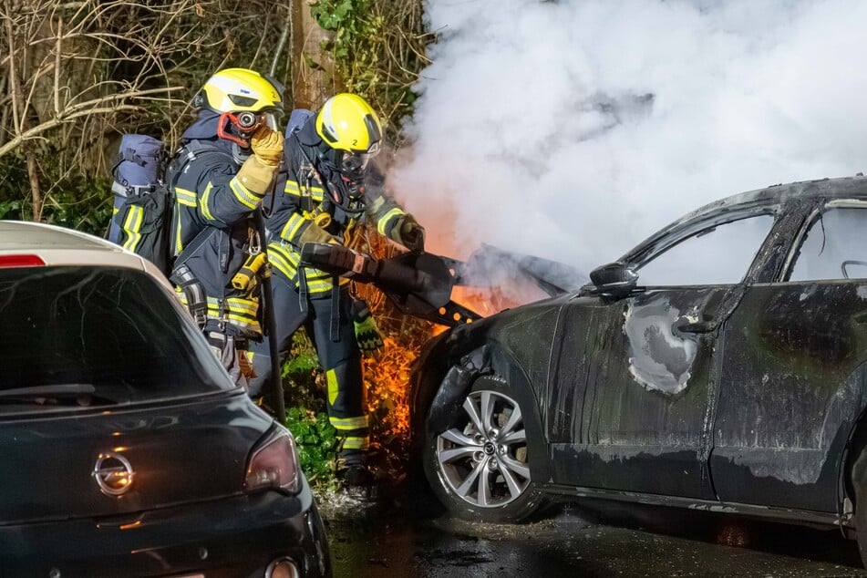 Mit einem Hydraulikspreizer öffneten die Feuerwehrleute die Motorhaube.