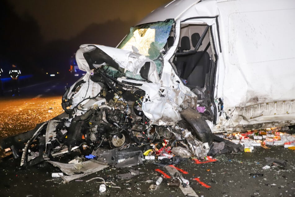 Auf der B76 bei Kiel ereignete sich am Samstagabend ein tödlicher Geisterfahrer-Unfall zwischen einem Transporter und einem Auto.