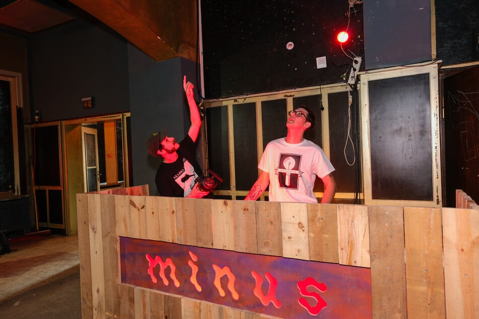 Christian Jöst (29, l.) und Luis Biermann (26) checken das neue DJ-Pult aus.