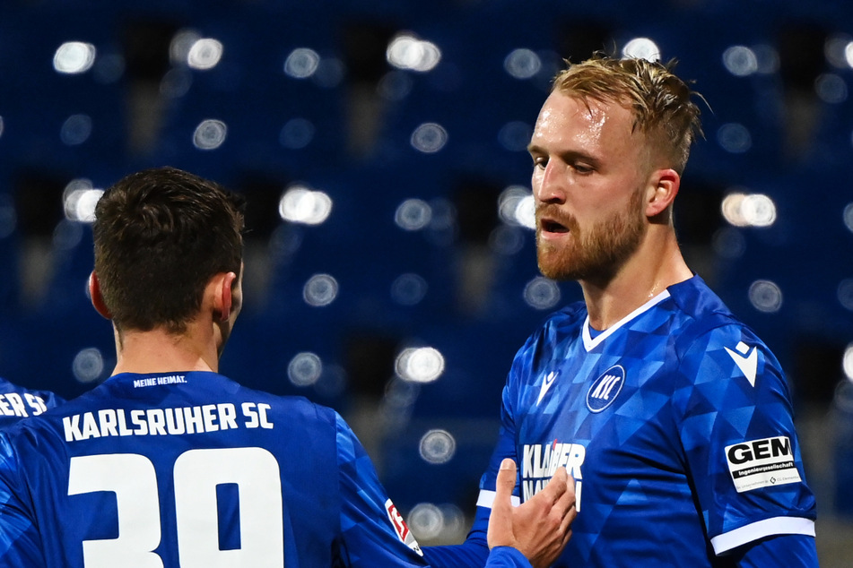 Philipp Hofmann (28, r.) vom Karlsruher SC wurde lange beim Hamburger SV gehandelt, hat den Rothosen aber nun eine Absage erteilt. (Archivfoto)