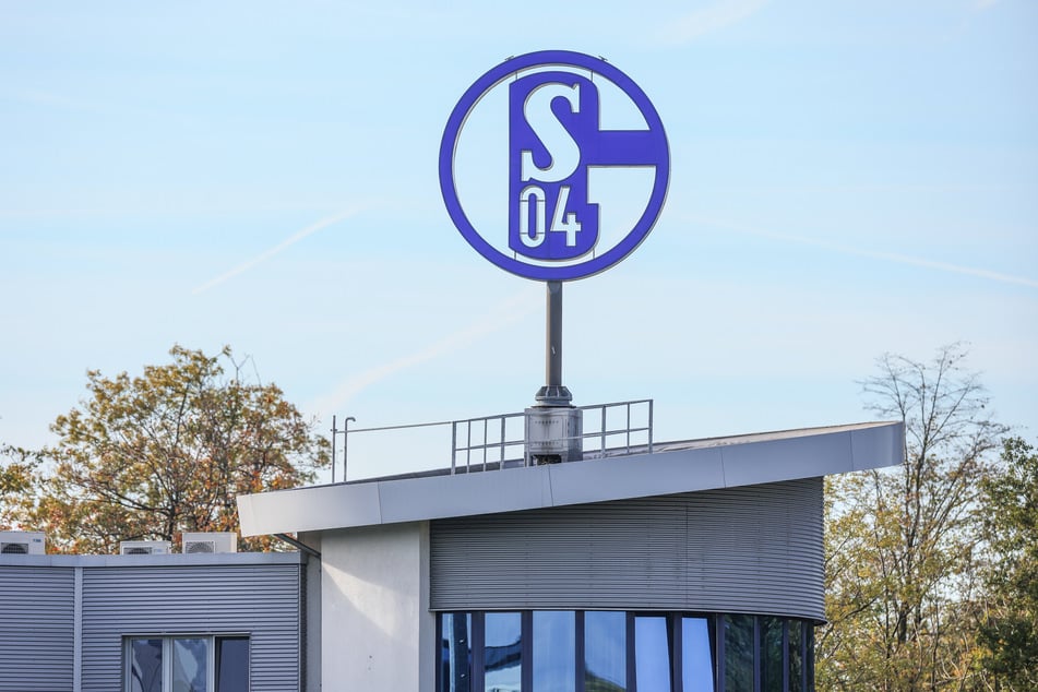 Die Staatsanwaltschaft Münster ermittelt offenbar wegen sexuellen Missbrauchs gegen einen Jugendtrainer von Schalke 04.