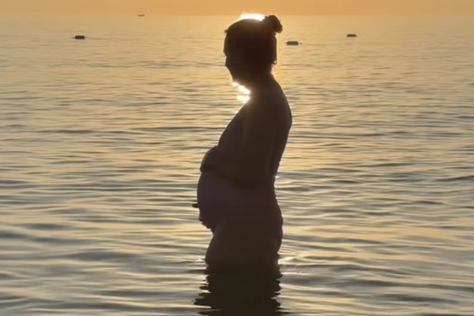 Auf Instagram verkündete der Schauspieler die Botschaft mit einem Video seiner schwangeren Frau Anni (34).