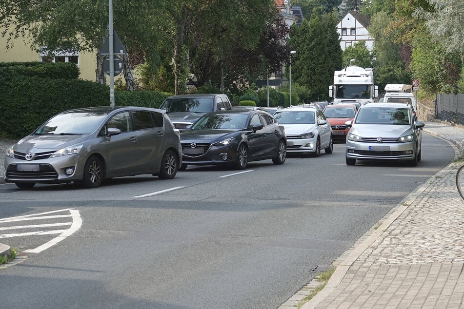Die Fahrbahn auf der Alten Meißner Landstraße in Briesnitz ist seit 11.30 Uhr für beide Richtungen abwechselnd frei. Autofahrer sollen das Gebiet dennoch, wenn es möglich ist, umfahren. (Archivfoto)