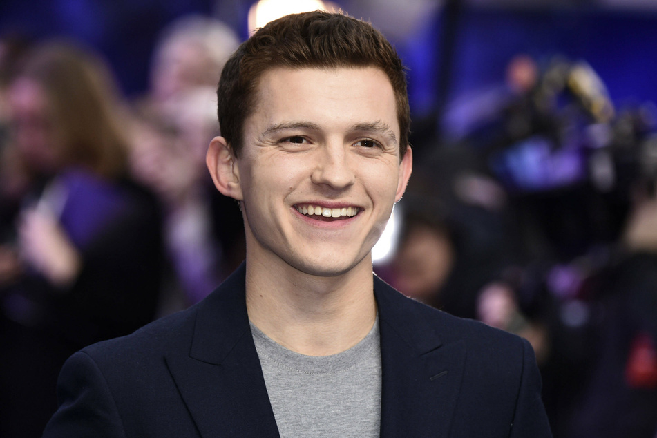 Tom Holland (24) had to lose a lot of weight for a role, and he succeeded by jogging and working out in garbage bags.