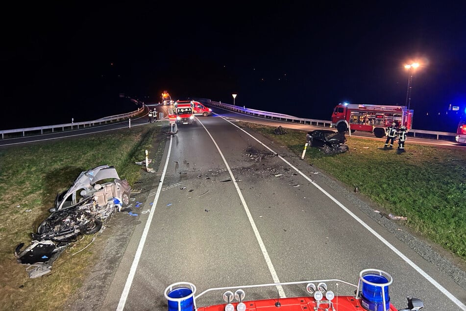 So fanden die Einsatzkräfte die Unfallstelle nach dem Frontalcrash vor.