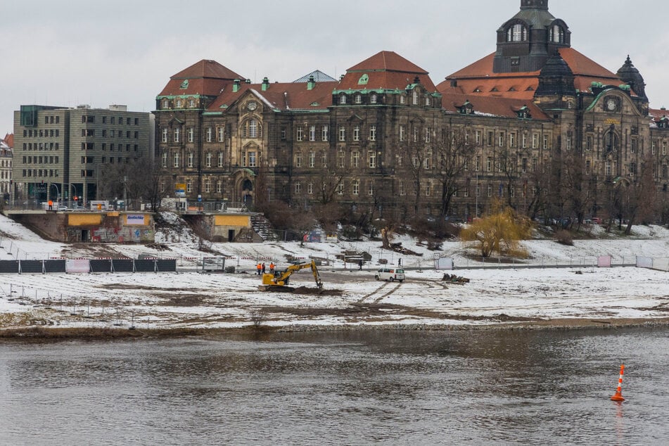 Auf diesem eingezäunten Areal am Neustädter Elbufer wurden die möglichen Bombenblindgänger entdeckt.