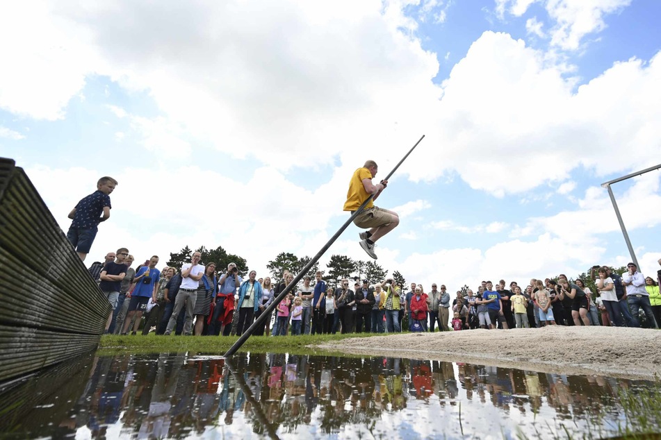 In Ostfriesland wurde am Sonntag vor mehreren Hundert Zuschauern der Weltmeister im Pullstockspringen gesucht.