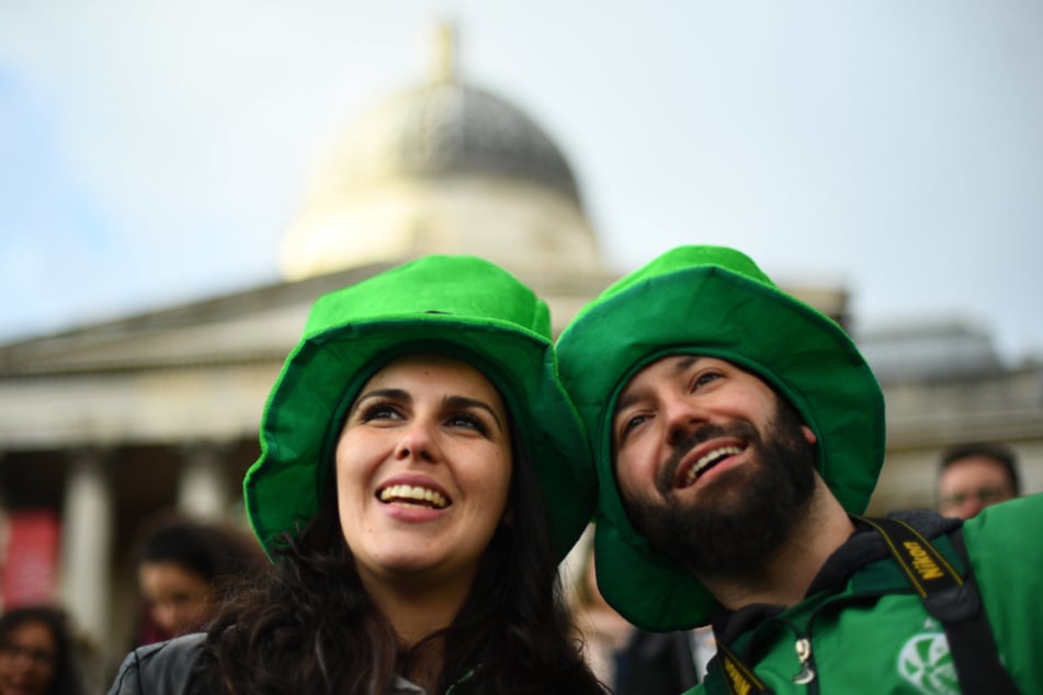 Auf dem Trafalgar Square in London verkleiden sich zum St. Patricks Day die Menschen in grün und orange, die Nationalfarben Irlands.