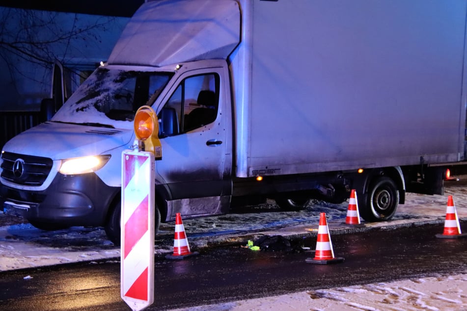 An der Tür sind mehrere Einschüsse zu erkennen.