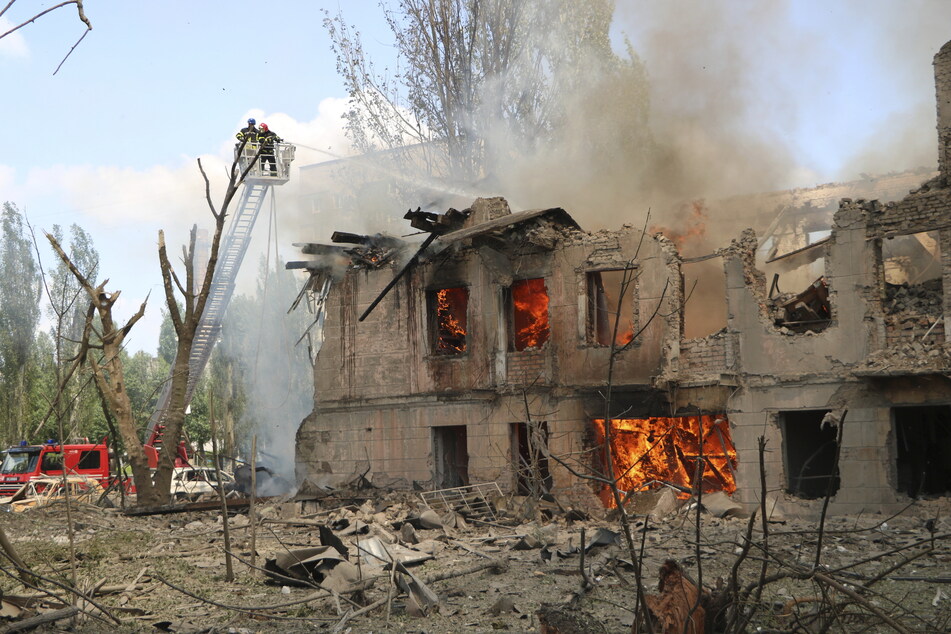 Feuerwehrleute löschen eine Klinik, die nach ukrainischen Angaben durch einen russischen Luftangriff attackiert wurde.