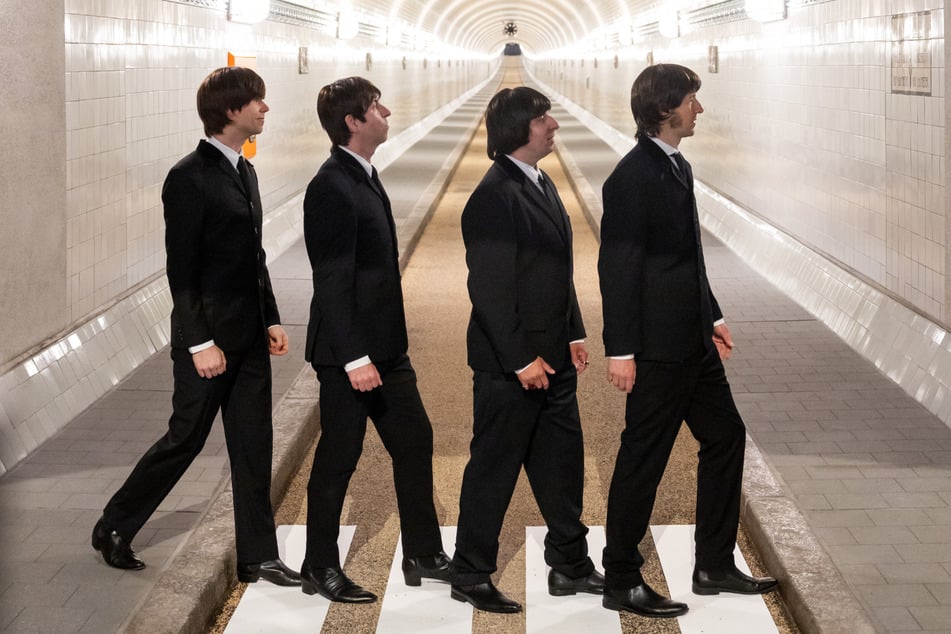 Die Band "The Quarryman Beatles" posiert im St.-Pauli-Elbtunnel für ein Foto. Die Weströhre wird nach sechs Jahren Bauzeit wiedereröffnet.