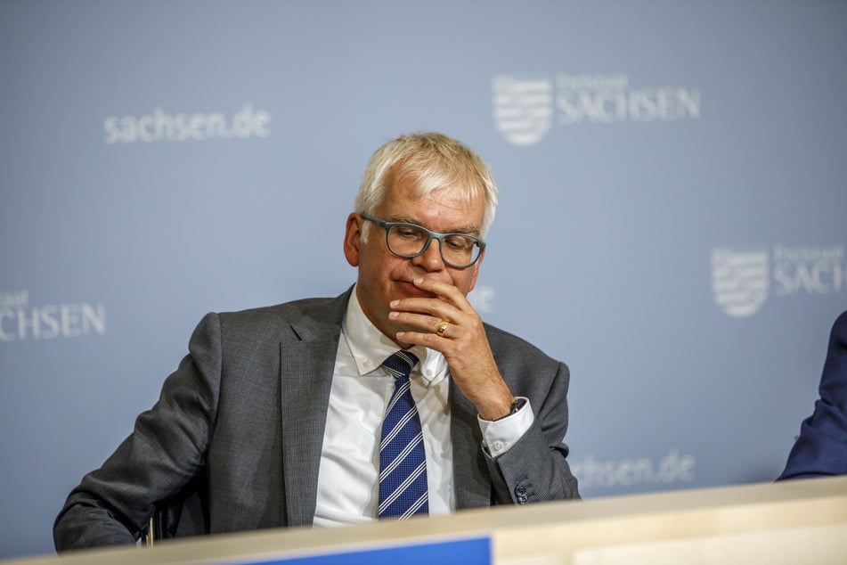 Finanzminister Hartmut Vorjohann (60, CDU): kein Geld für zusätzliches Personal.