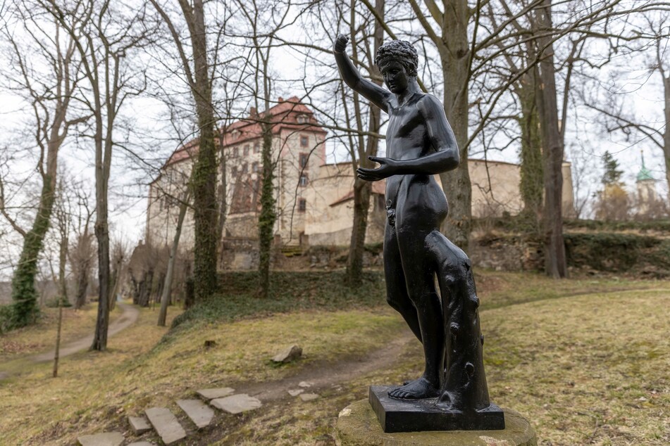 Im Schlosspark erwarten Besucher mehrere Eisengussfiguren von antiken Göttern.