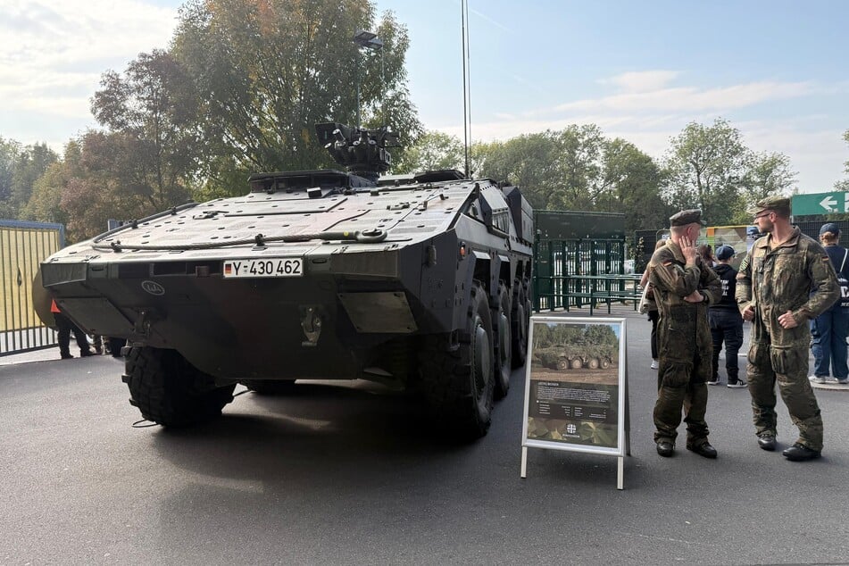 Interessierte können verschiedene Bundeswehr-Fahrzeuge aus nächster Nähe erleben.