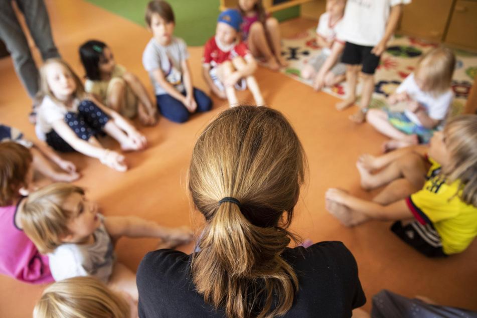Erzieherinnen im Kindergarten haben ein hartes Jahr hinter sich. Jetzt schickt die Stadt die Mitarbeiter auch noch in die Minusstunden.