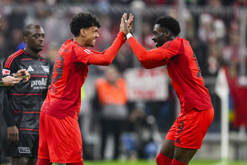 Adam Aznou (18, l.) kam für Alphonso Davies (24) in die Partie.