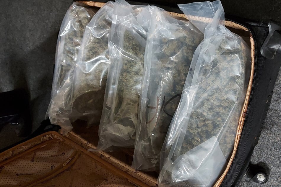 Im Koffer des Fahrgastes fanden die Beamten fünf Tüten mit Marihuana.