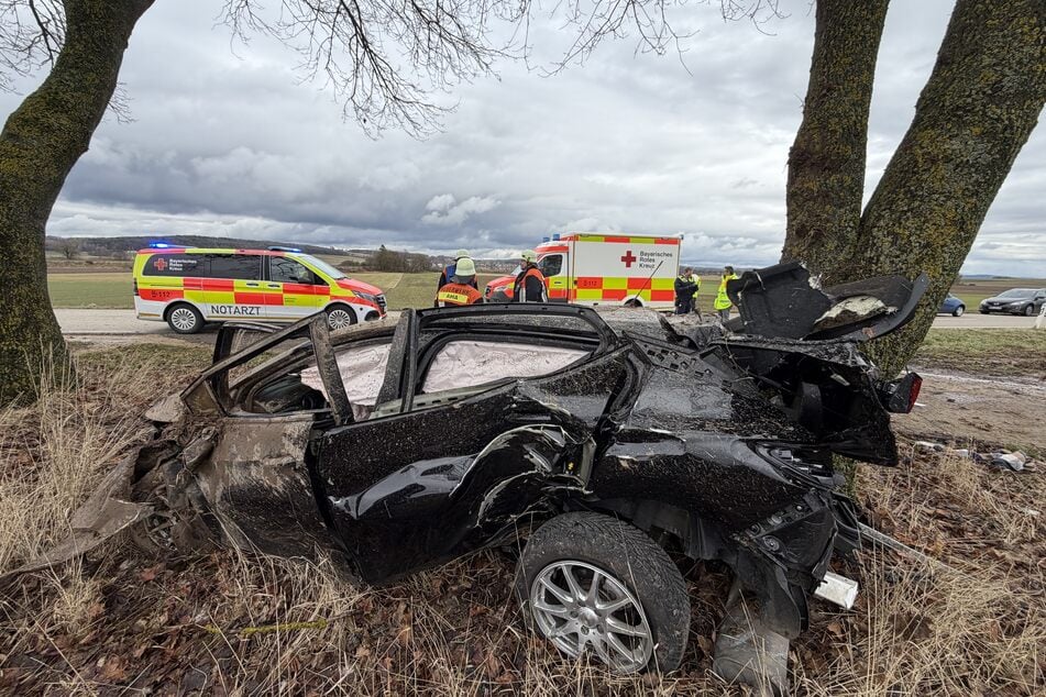 Das Auto wurde durch den Aufprall völlig demoliert.
