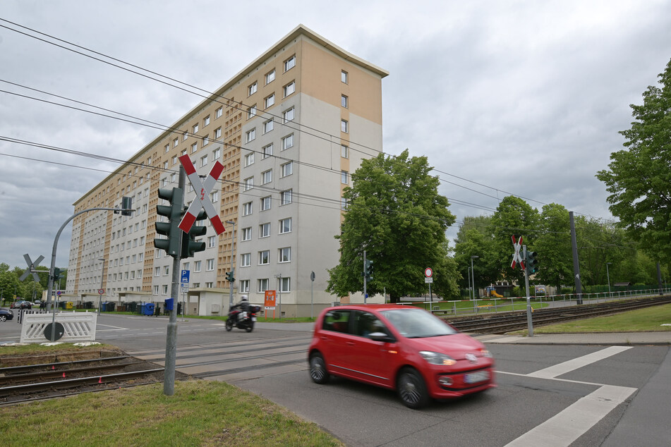 Die Gleisüberfahrt der Carl-von-Ossietzky-Straße wird repariert. Die Umleitung erfolgt über Adelsbergstraße und Südring.