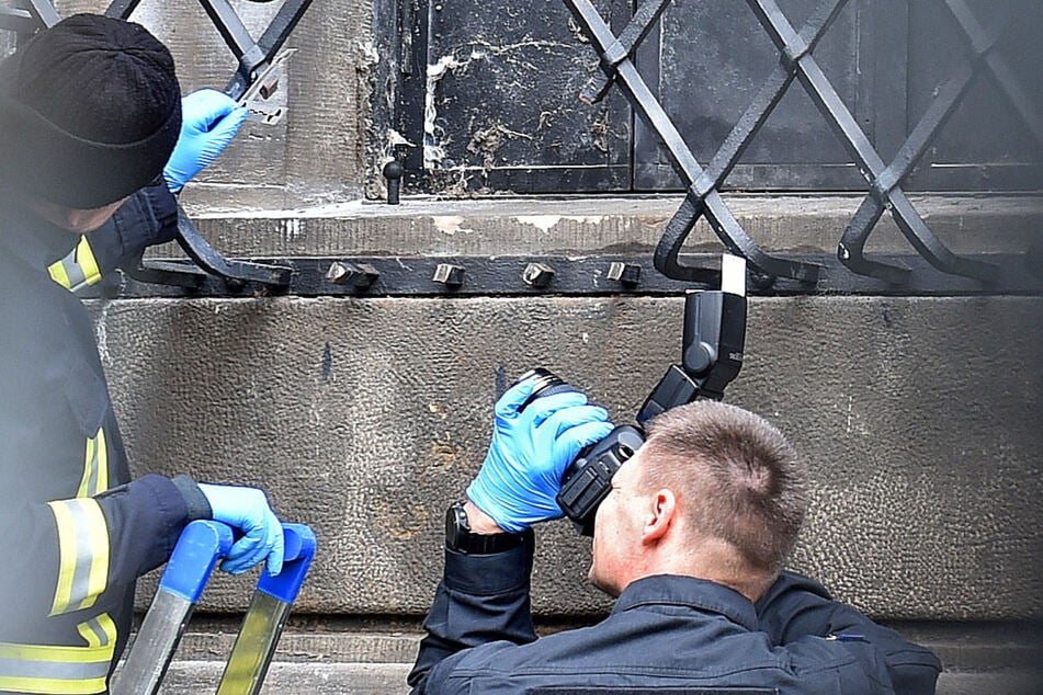 Die mindestens fünf Einbrecher aus dem Berliner Remmo-Clan hatten einfach ein Fenstergitter aufgesägt und die Stromzufuhr gekappt.