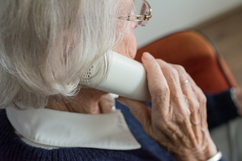 Die Seniorin war schlau unter legte den Betrüger am Telefon rein. (Symbolbild)