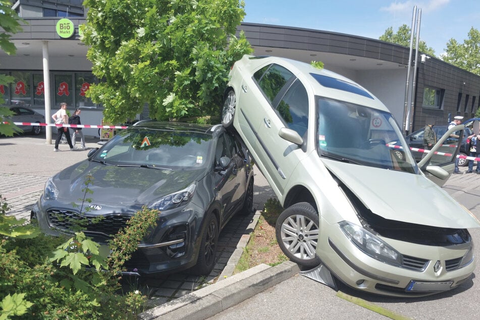 Das Auto fuhr auf ein geparktes Auto auf.