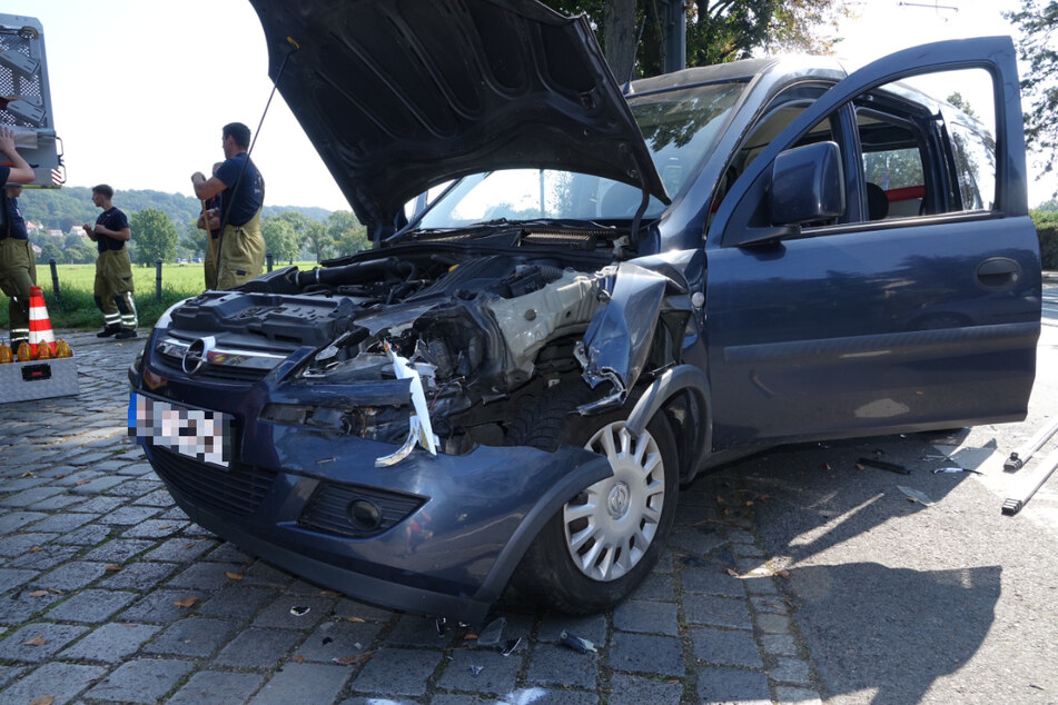 Die Vorderseite des Opel wurde bei dem Crash deutlich beschädigt.