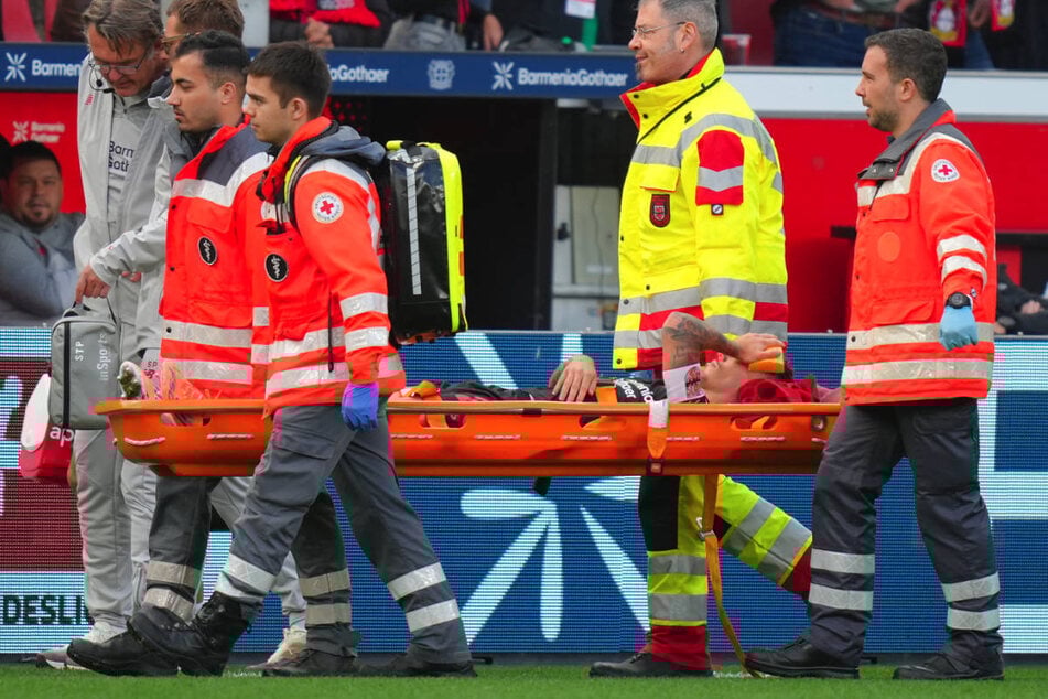 Alejandro Grimaldo muss kurz vor der Pause verletzt vom Platz getragen werden.