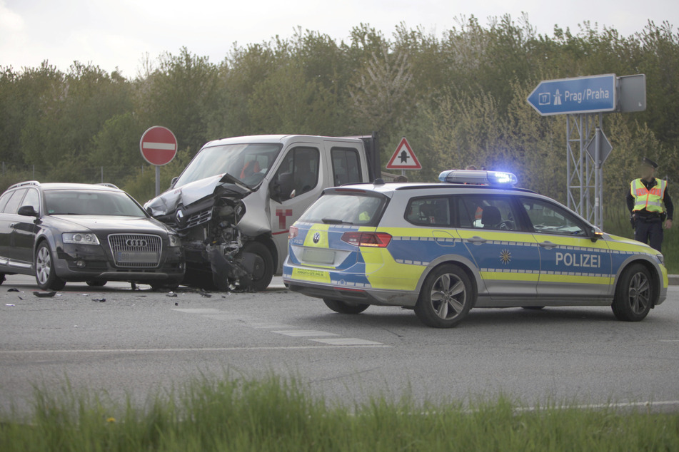 An der Autobahnauffahrt in Richtung Prag kam es zu einem Zusammenstoß zwischen dem Fahrer (59) eines Audi A6 und dem Fahrer eines Renault Master (58).