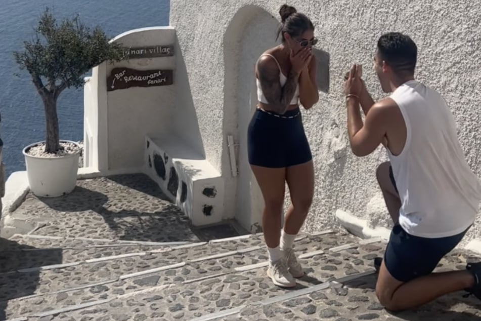 El hombre quiere hacer una proposición a su novia, pero todo sale de otra manera