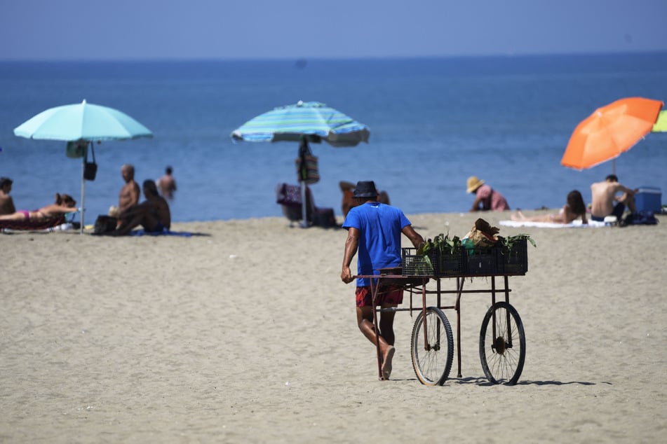 Strandbetreiber sehen in den mitgebrachten Speisen vor allem die Gefahr der Verschmutzung und somit ein Imageschaden. Verbraucherschützer sind der Auffassung, dass hohe Preise dem eigenen Image viel mehr schaden - die Fronten verhärten sich. (Symbolbild)