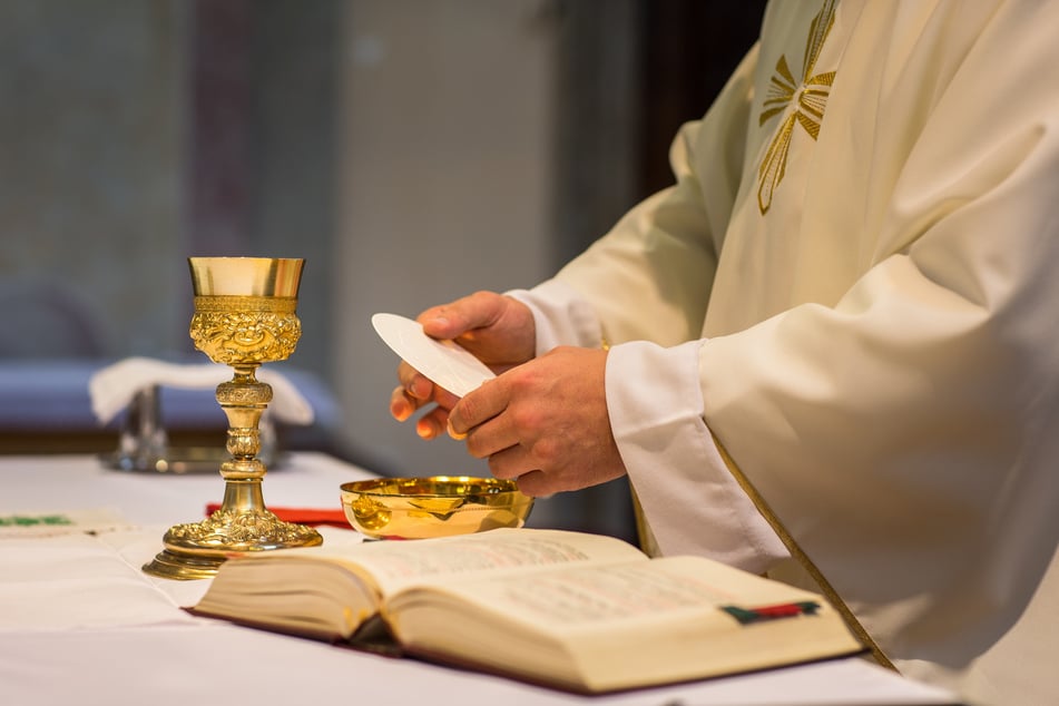Ein Priester verschickte aus Versehen ein Dick Pic von seinem Gemächt. (Symbolbild)