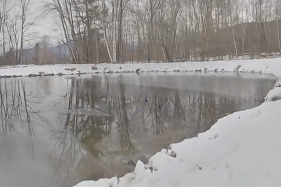 Die zwei Schwestern waren in diesem Teich im Eis eingebrochen.