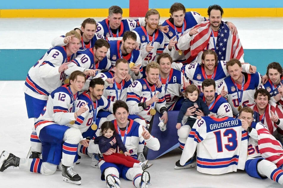 Ergreifender Moment mit seinen Kindern: Olympiasieger ehren toten Teamkollegen