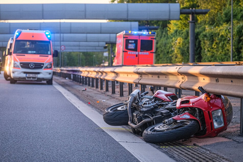 Das Motorrad blieb nach dem Unfall an der Leitplanke liegen.