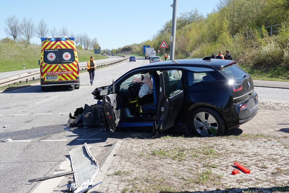 Das linke Vorderrad des BMW wurde bei dem Aufprall komplett herausgerissen.