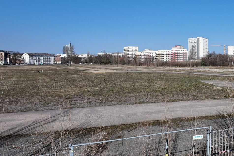 Noch ist nicht viel zu sehen, doch in den kommenden Jahren soll auf der Brachfläche hinter dem Bayerischen Bahnhof ein neues Quartier entstehen.